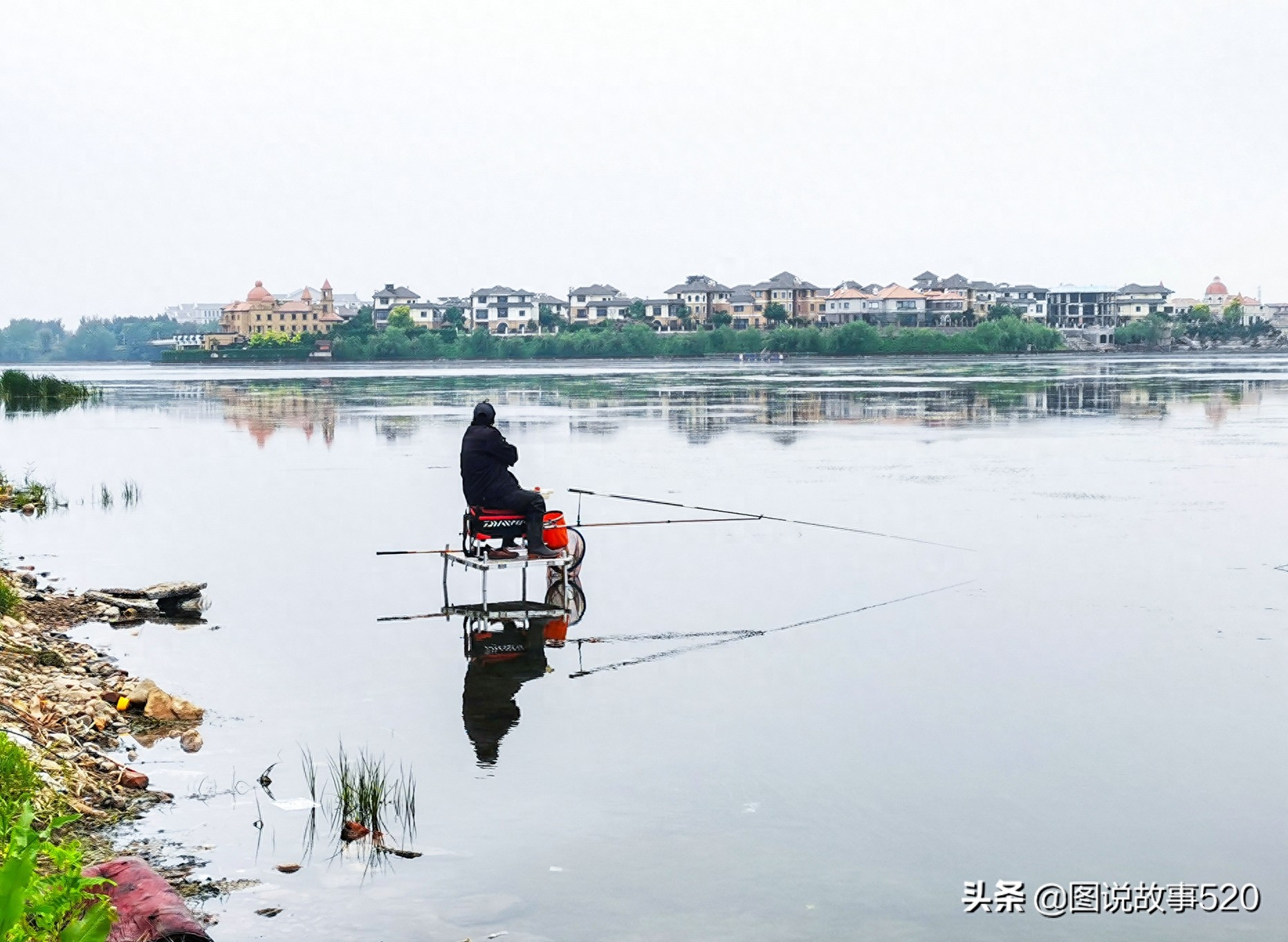 北方水城：4根钢管湖上搭个“钓鱼台”，钓鱼大爷成最厉害大爷