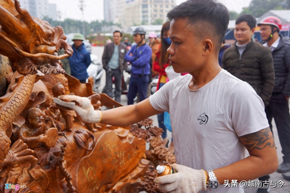 越南农民用珍贵沉香木雕刻巨型弥勒佛，在集市标35万元高价出售