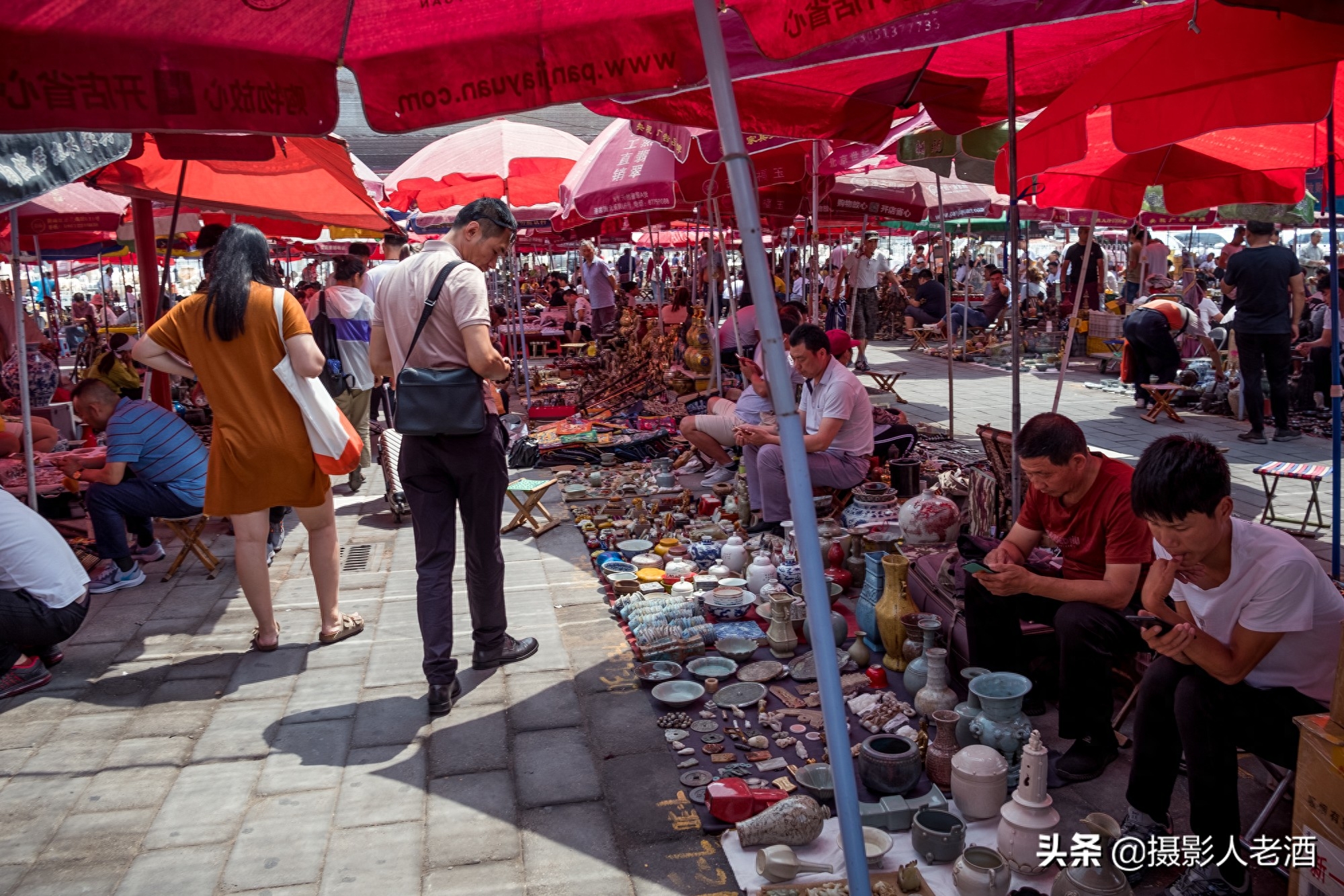 北京潘家园实拍：中国最大的古玩市场，工作日时卖货的比顾客还多